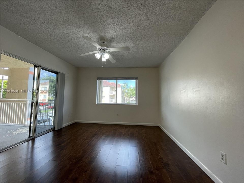 For Sale: $225,000 (1 beds, 1 baths, 851 Square Feet)