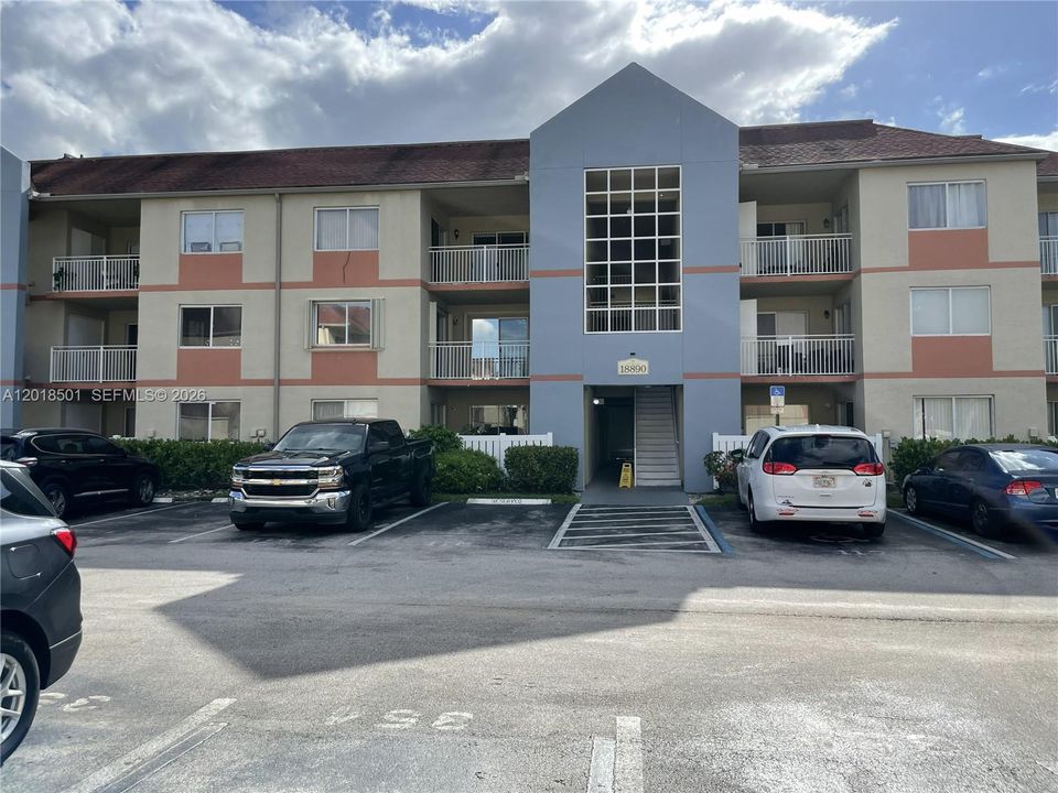 For Sale: $225,000 (1 beds, 1 baths, 851 Square Feet)