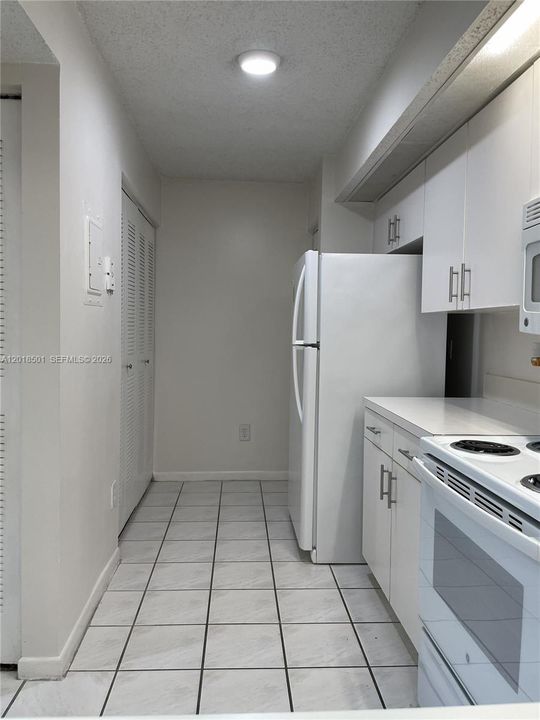 For Sale: $225,000 (1 beds, 1 baths, 851 Square Feet)