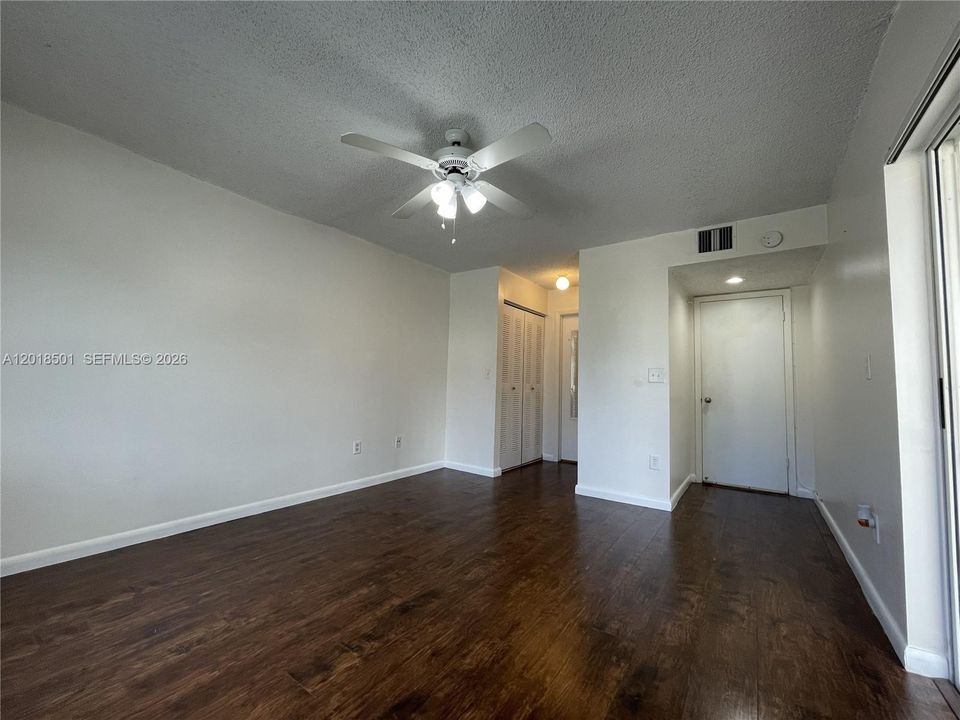 For Sale: $225,000 (1 beds, 1 baths, 851 Square Feet)
