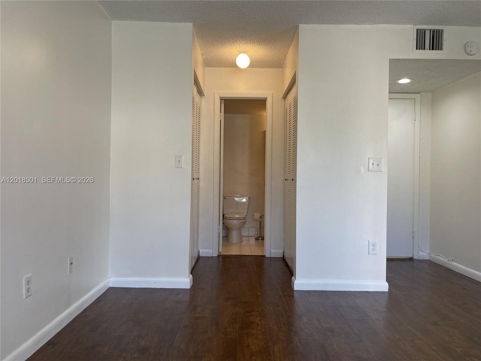 For Sale: $225,000 (1 beds, 1 baths, 851 Square Feet)