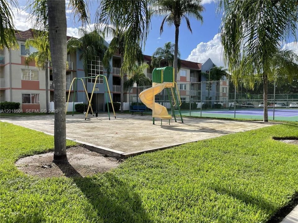 For Sale: $225,000 (1 beds, 1 baths, 851 Square Feet)