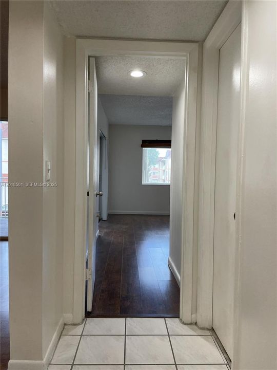 For Sale: $225,000 (1 beds, 1 baths, 851 Square Feet)
