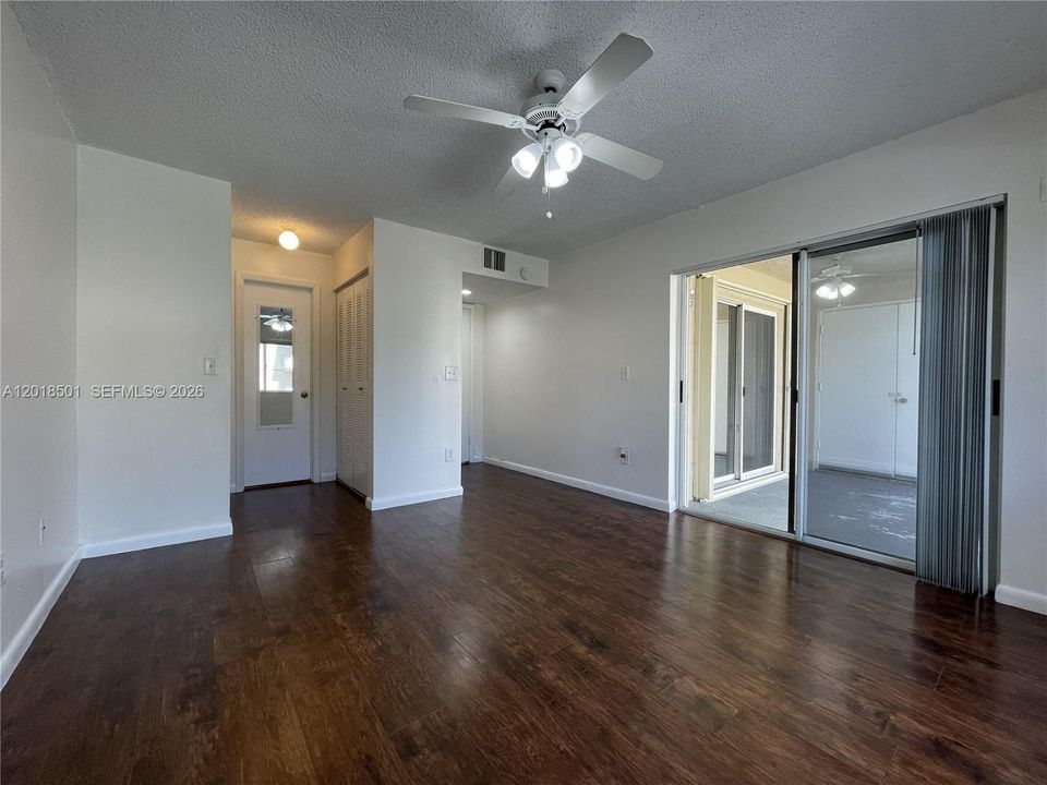 For Sale: $225,000 (1 beds, 1 baths, 851 Square Feet)
