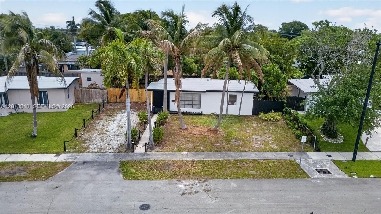 Active With Contract: $365,000 (2 beds, 1 baths, 950 Square Feet)