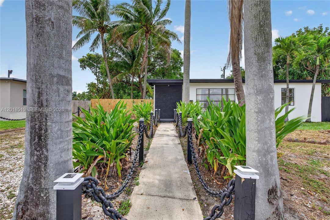 Active With Contract: $365,000 (2 beds, 1 baths, 950 Square Feet)