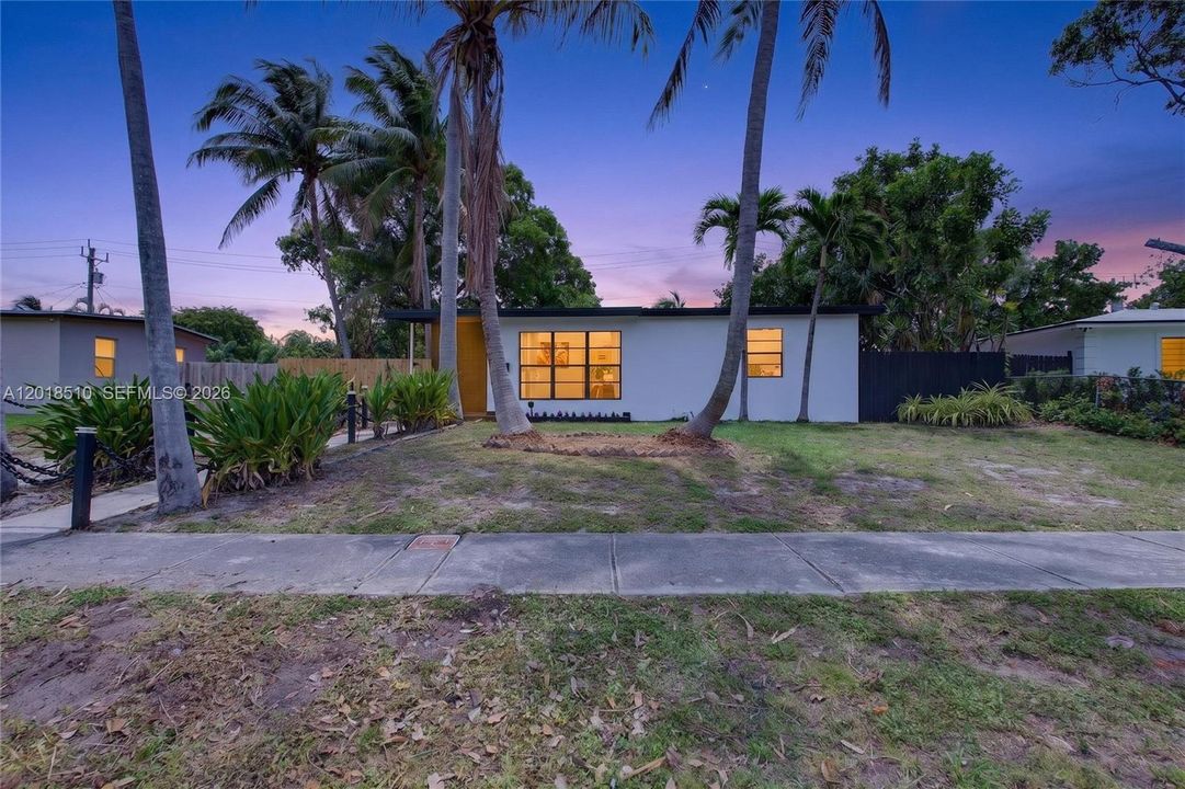 Active With Contract: $365,000 (2 beds, 1 baths, 950 Square Feet)