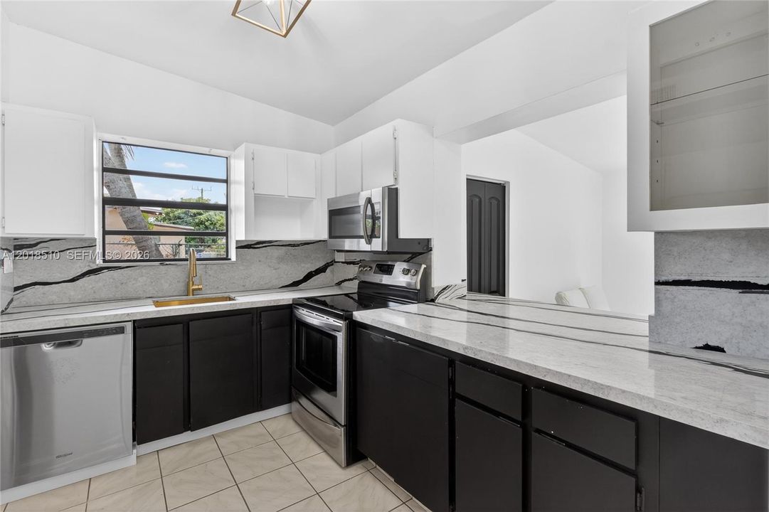 Active With Contract: $365,000 (2 beds, 1 baths, 950 Square Feet)