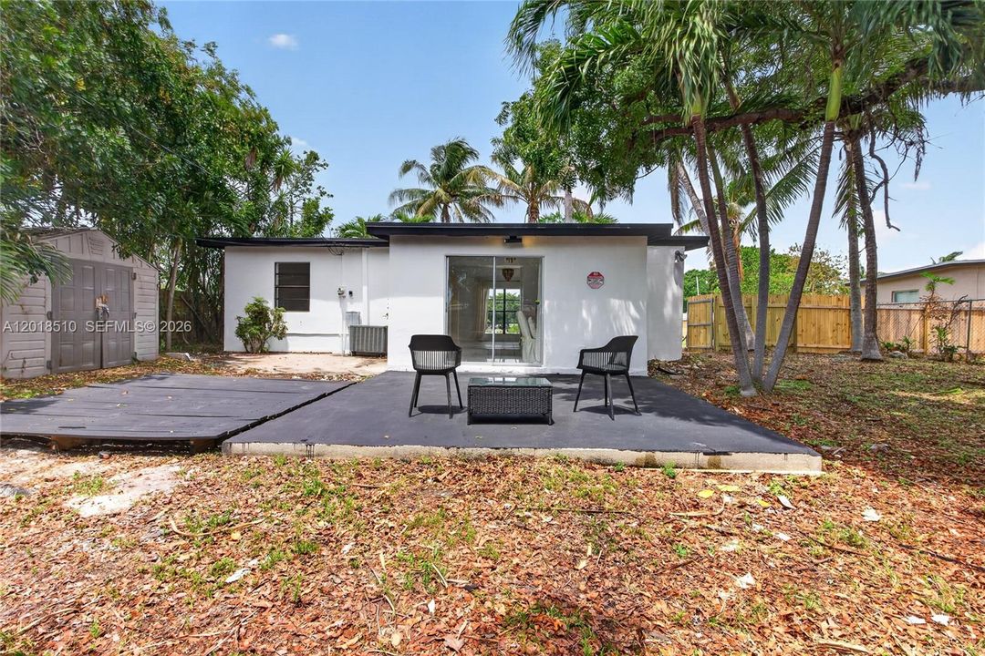 Active With Contract: $365,000 (2 beds, 1 baths, 950 Square Feet)