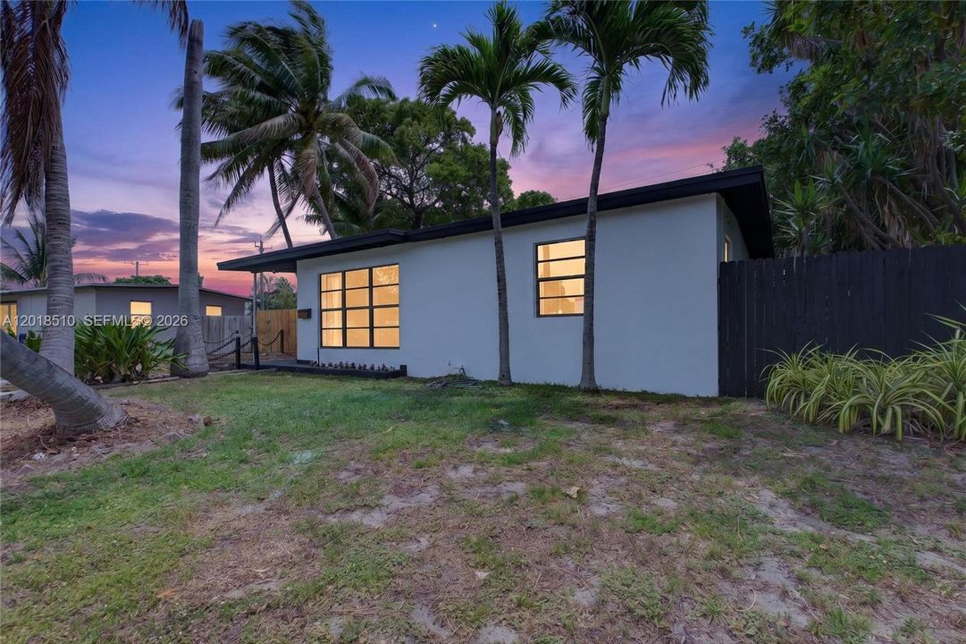 Active With Contract: $365,000 (2 beds, 1 baths, 950 Square Feet)