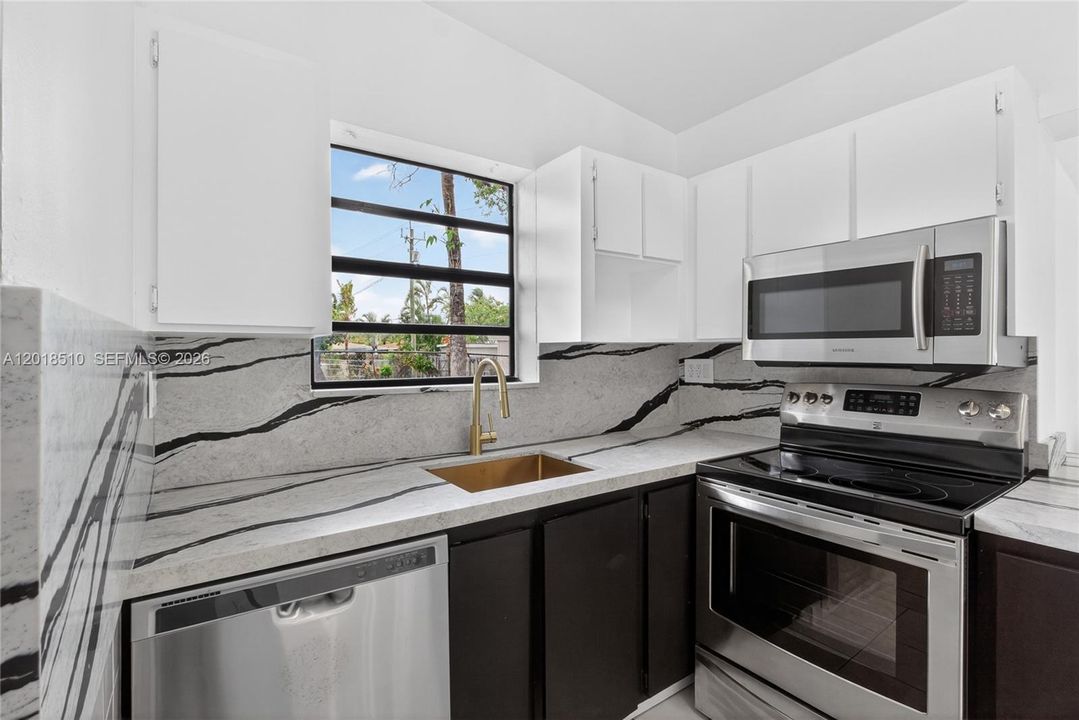 Active With Contract: $365,000 (2 beds, 1 baths, 950 Square Feet)
