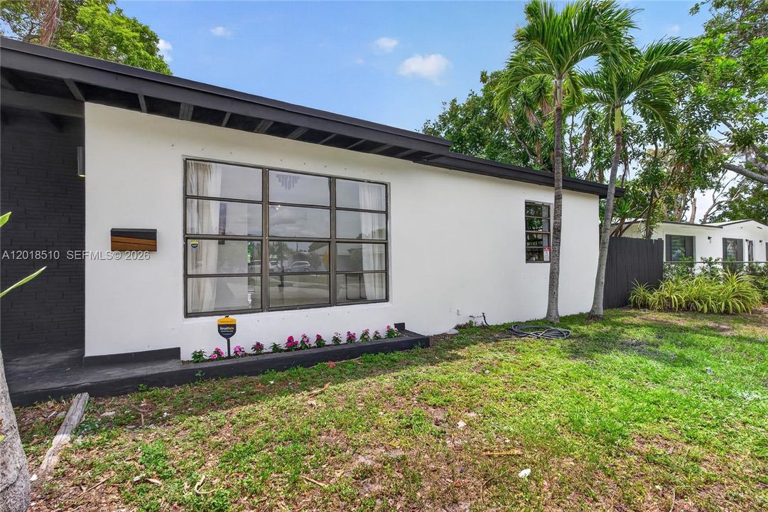 Active With Contract: $365,000 (2 beds, 1 baths, 950 Square Feet)