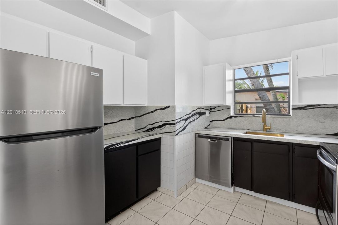 Active With Contract: $365,000 (2 beds, 1 baths, 950 Square Feet)