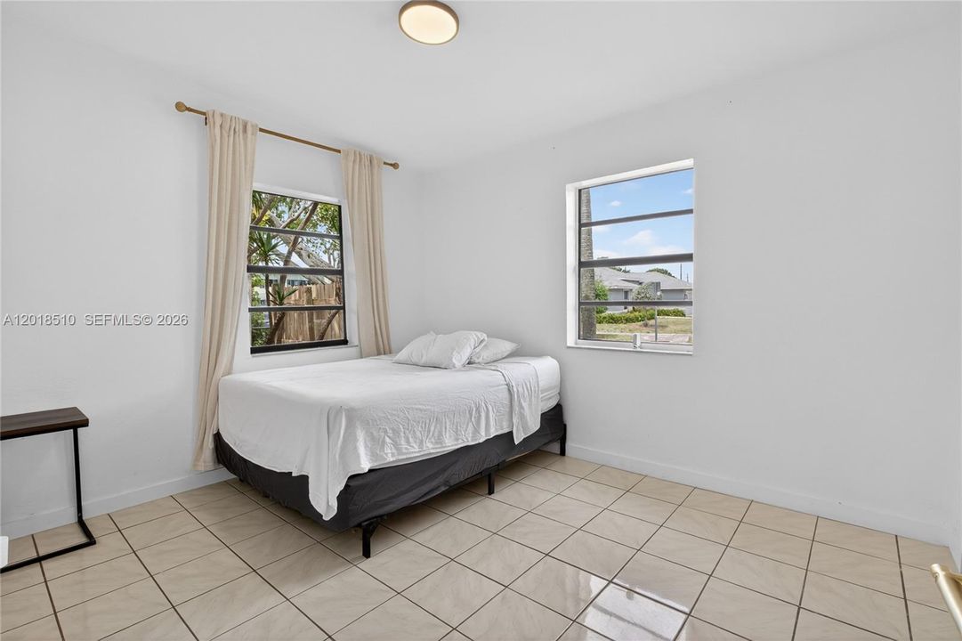 Active With Contract: $365,000 (2 beds, 1 baths, 950 Square Feet)