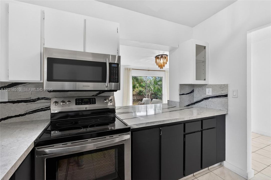 Active With Contract: $365,000 (2 beds, 1 baths, 950 Square Feet)