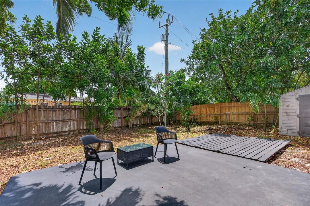 Active With Contract: $365,000 (2 beds, 1 baths, 950 Square Feet)