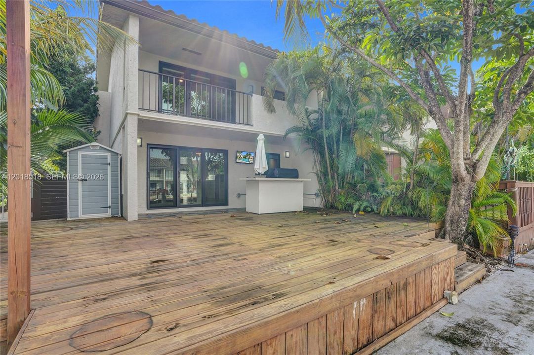 Recently Rented: $4,800 (3 beds, 2 baths, 1590 Square Feet)