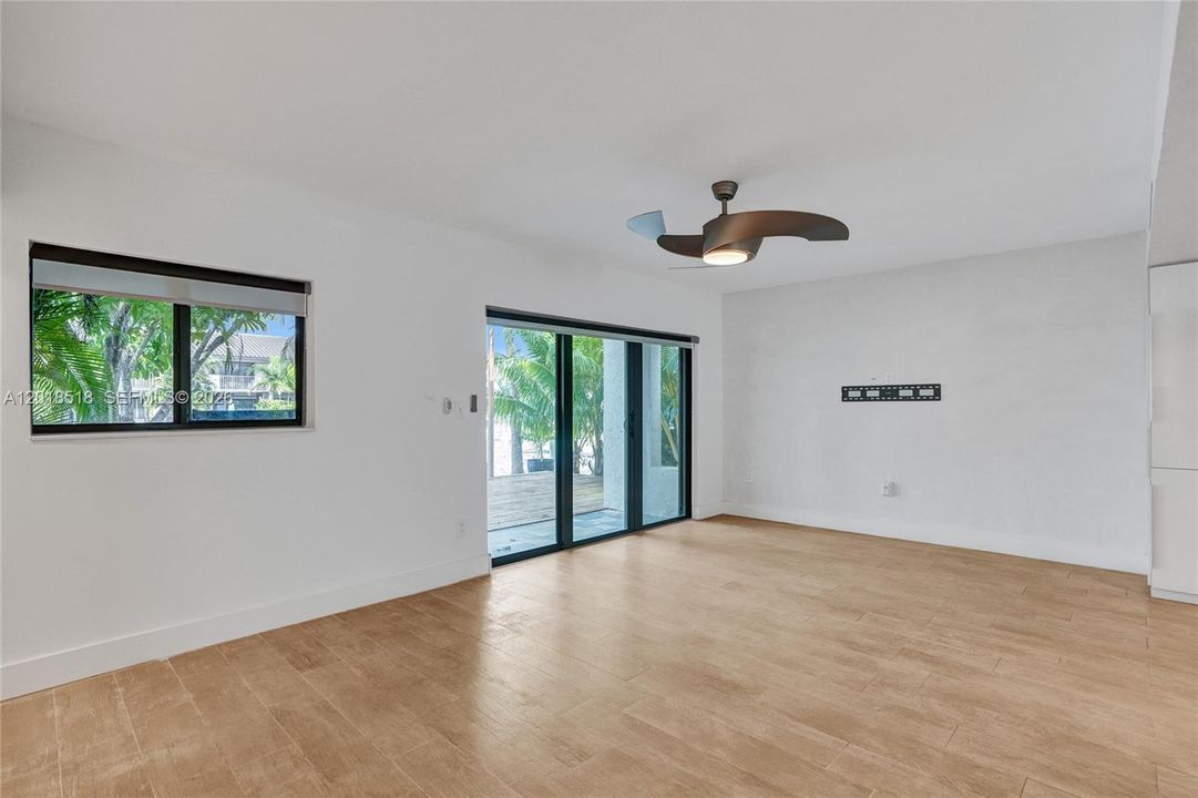 Recently Rented: $4,800 (3 beds, 2 baths, 1590 Square Feet)