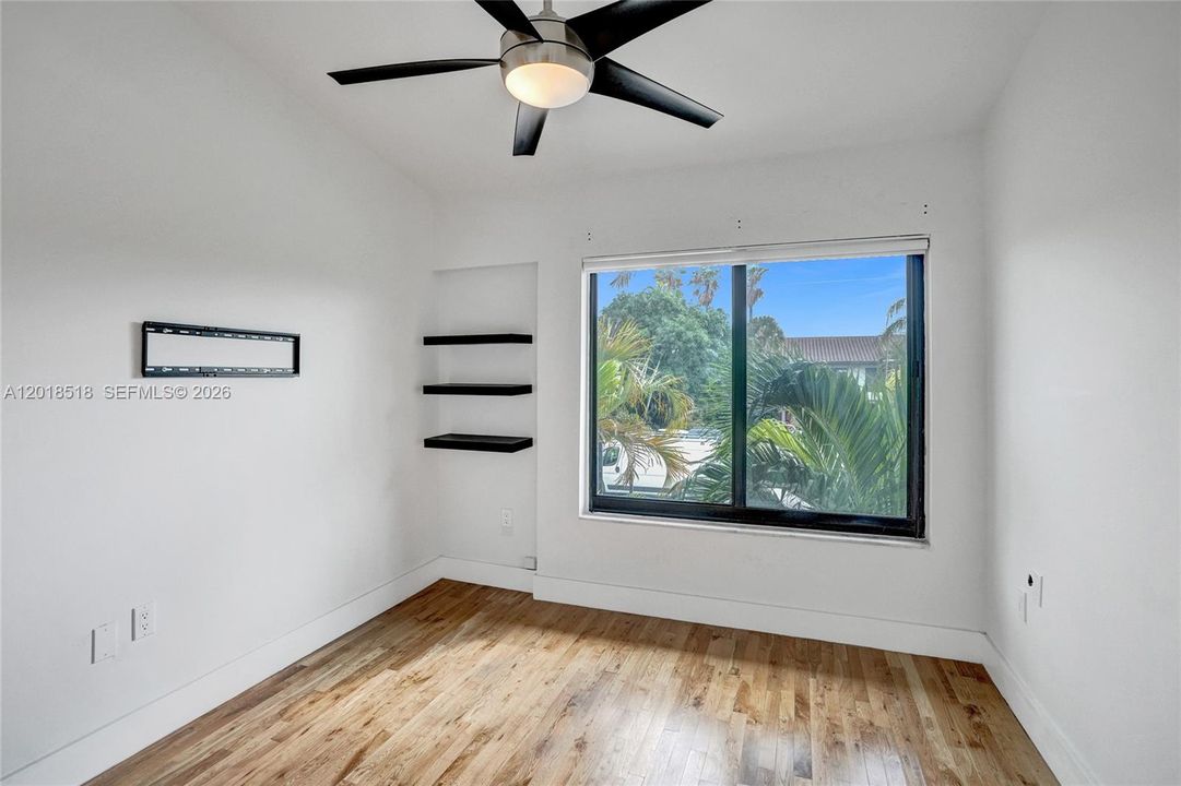 Recently Rented: $4,800 (3 beds, 2 baths, 1590 Square Feet)