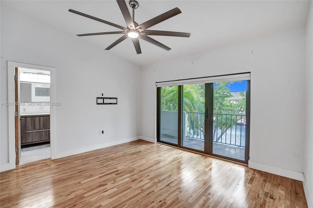 Recently Rented: $4,800 (3 beds, 2 baths, 1590 Square Feet)