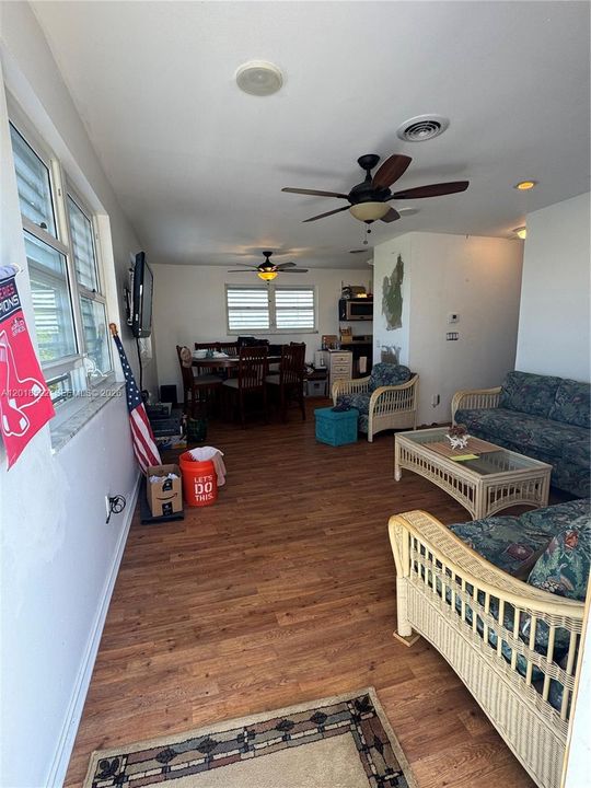 For Sale: $1,100,000 (3 beds, 1 baths, 960 Square Feet)