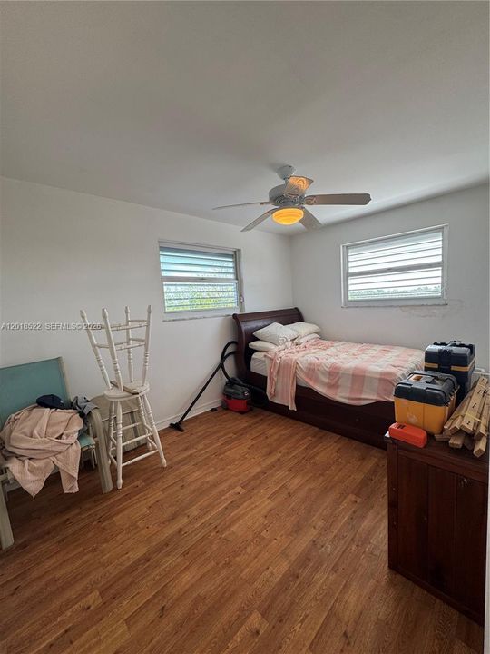 For Sale: $1,100,000 (3 beds, 1 baths, 960 Square Feet)