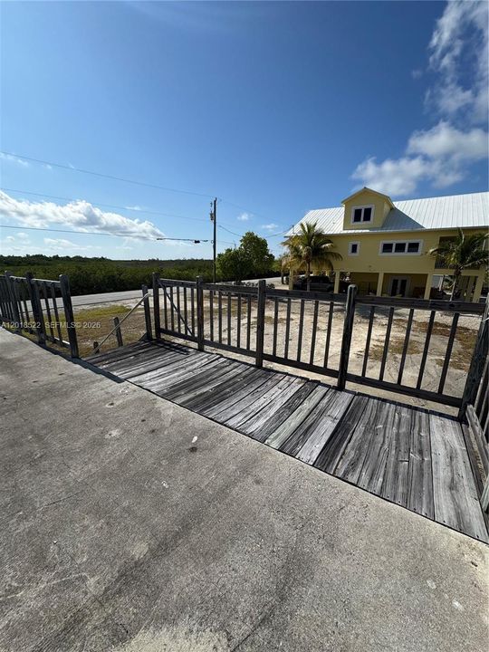 For Sale: $1,100,000 (3 beds, 1 baths, 960 Square Feet)