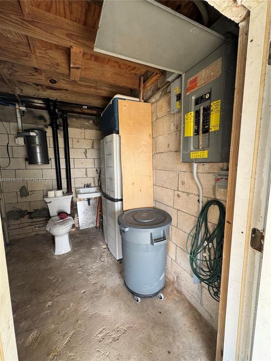 For Sale: $1,100,000 (3 beds, 1 baths, 960 Square Feet)