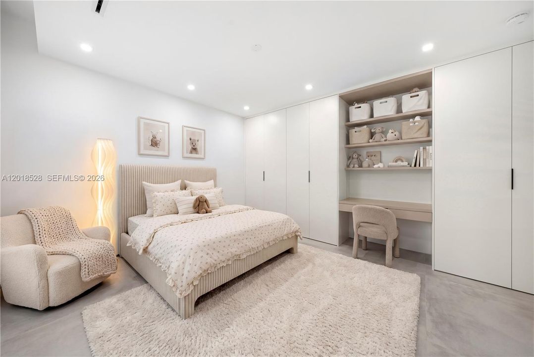 For Sale: $4,495,000 (5 beds, 4 baths, 4300 Square Feet)