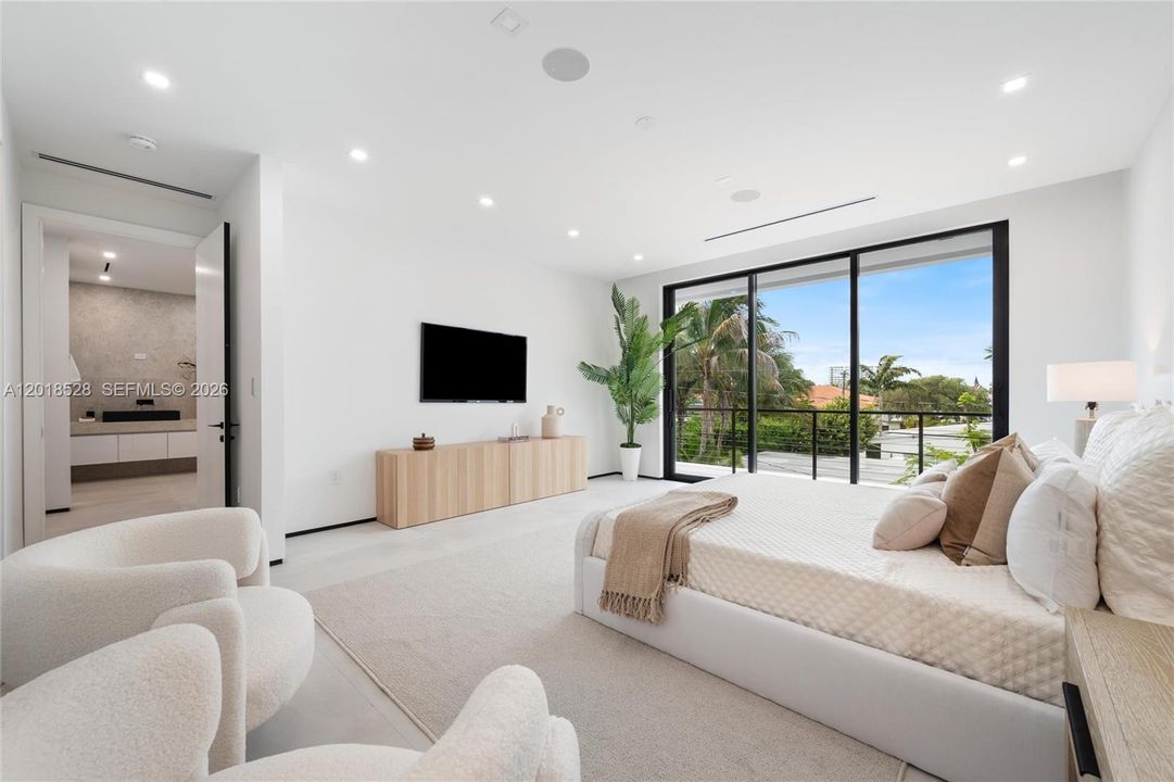 For Sale: $4,495,000 (5 beds, 4 baths, 4300 Square Feet)