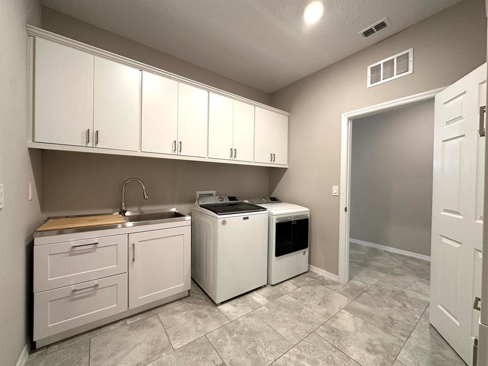 UTILITY ROOM WITH SINK
