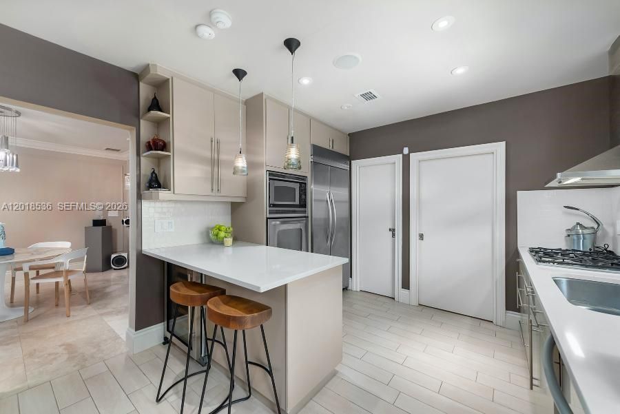 Active With Contract: $2,950,000 (3 beds, 2 baths, 2005 Square Feet)