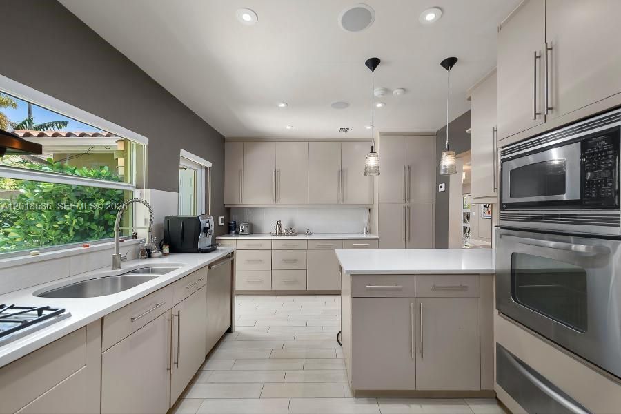 Active With Contract: $2,950,000 (3 beds, 2 baths, 2005 Square Feet)