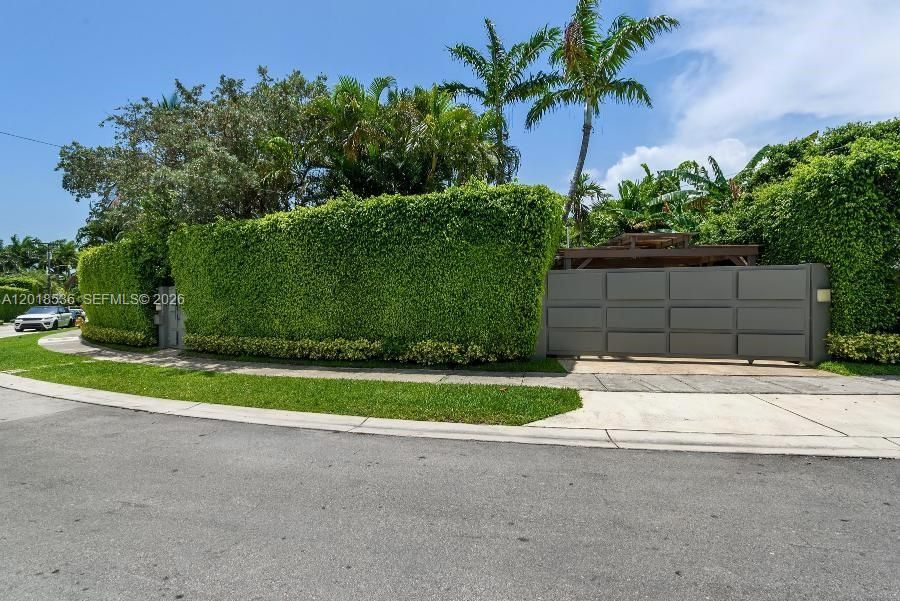 Active With Contract: $2,950,000 (3 beds, 2 baths, 2005 Square Feet)