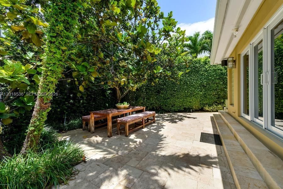 Active With Contract: $2,950,000 (3 beds, 2 baths, 2005 Square Feet)