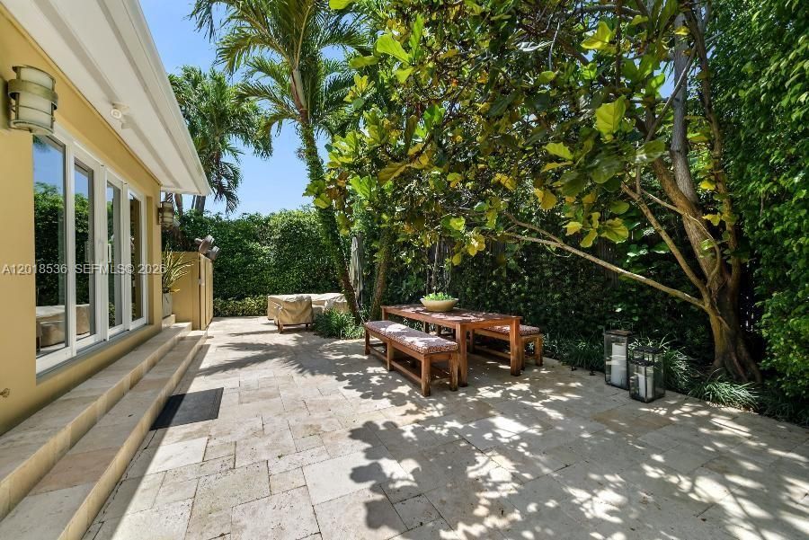 Active With Contract: $2,950,000 (3 beds, 2 baths, 2005 Square Feet)