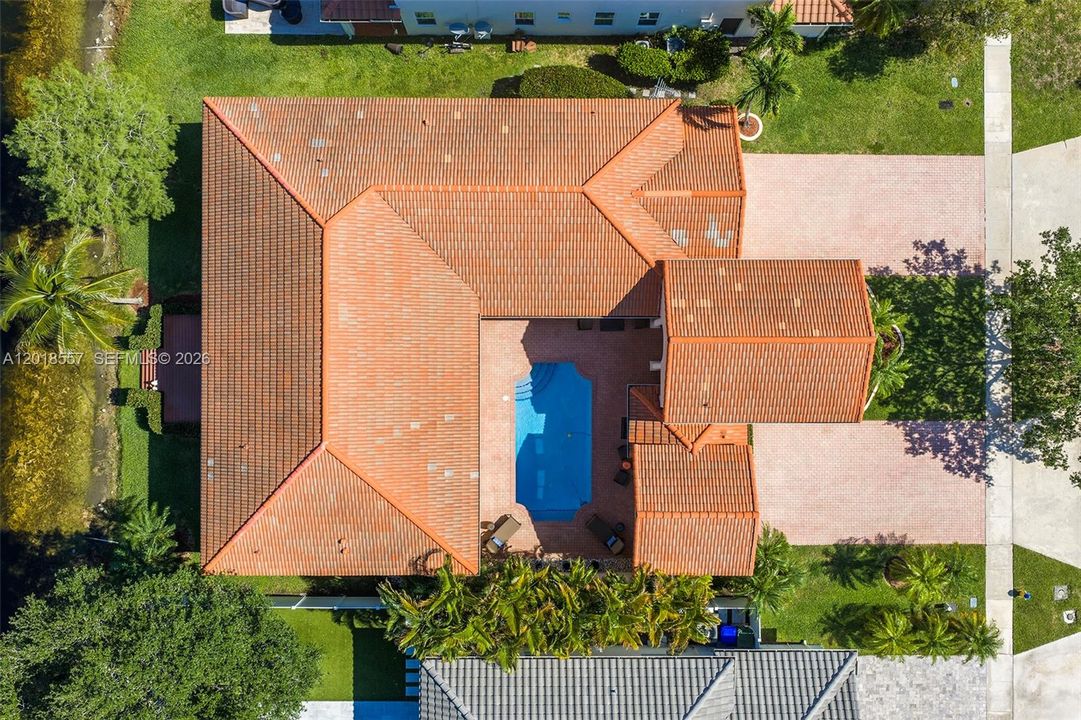 Под контрактом: $865,000 (4 спален, 3 ванн, 2603 Квадратных фут)