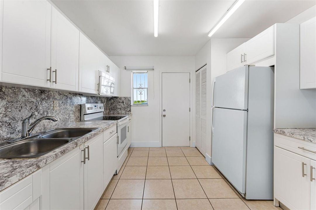 For Sale: $260,000 (2 beds, 2 baths, 1080 Square Feet)
