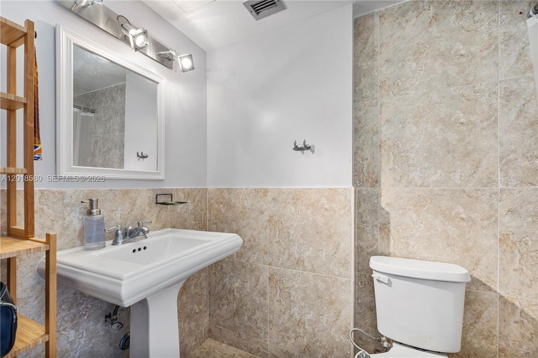 Activo con contrato: $2,300 (2 camas, 2 baños, 1605 Pies cuadrados)