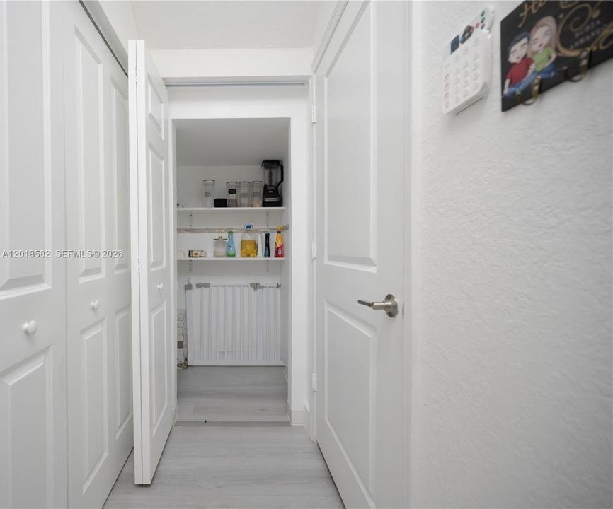 Под контрактом: $399,000 (4 спален, 2 ванн, 1827 Квадратных фут)