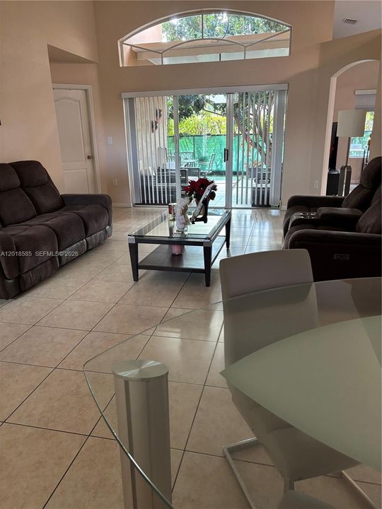 Activo con contrato: $3,800 (3 camas, 2 baños, 1591 Pies cuadrados)