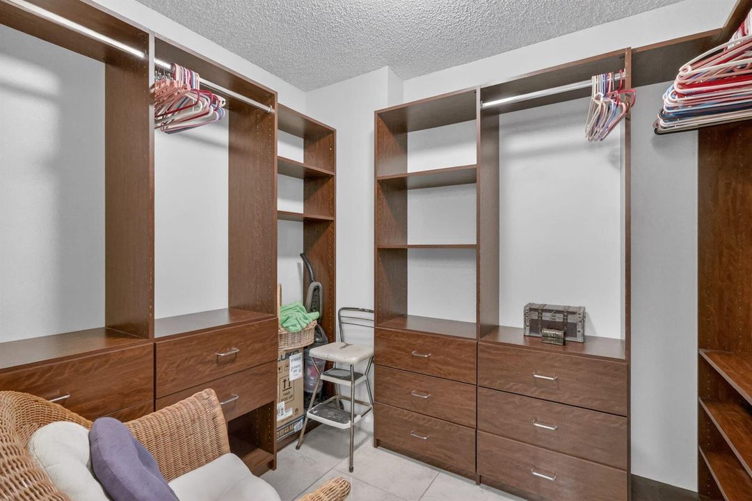 CLOSET