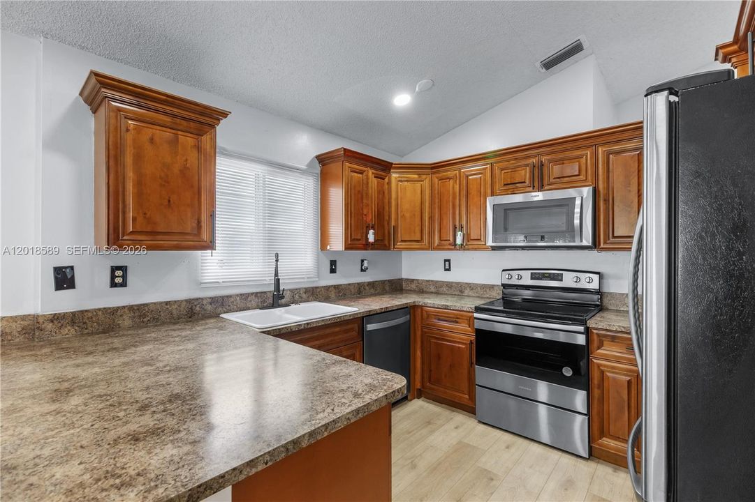 For Sale: $460,000 (3 beds, 2 baths, 1470 Square Feet)