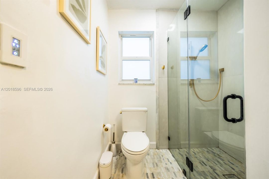 合同活跃: $699,900 (4 贝兹, 2 浴室, 1778 平方英尺)