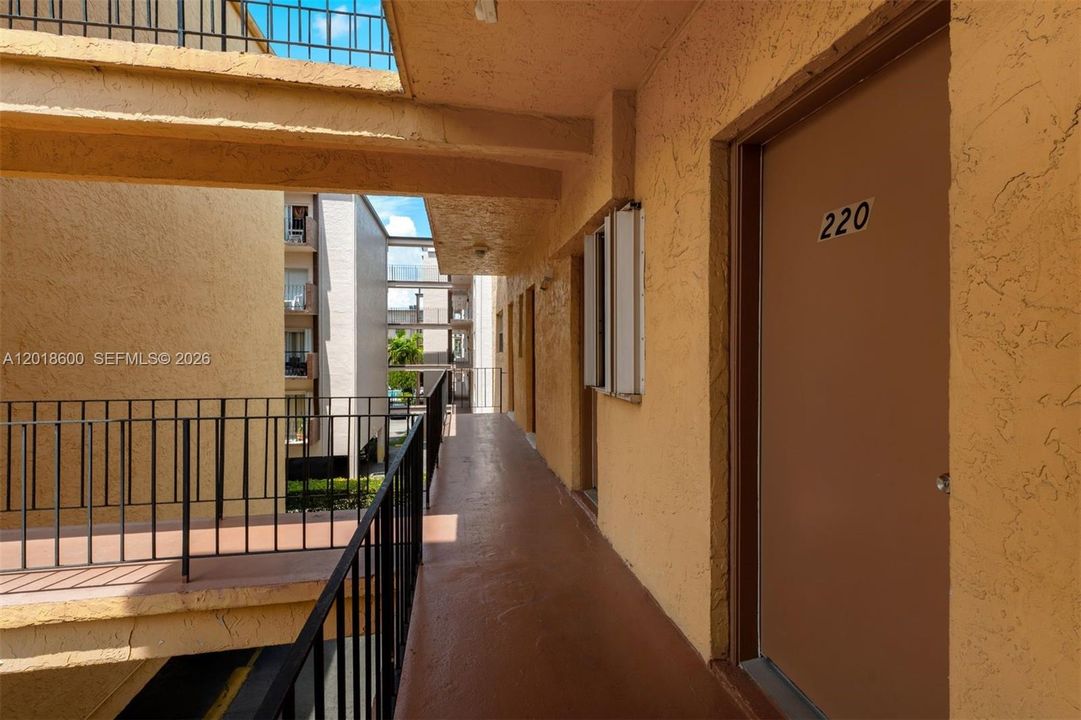 For Sale: $260,000 (2 beds, 2 baths, 1006 Square Feet)