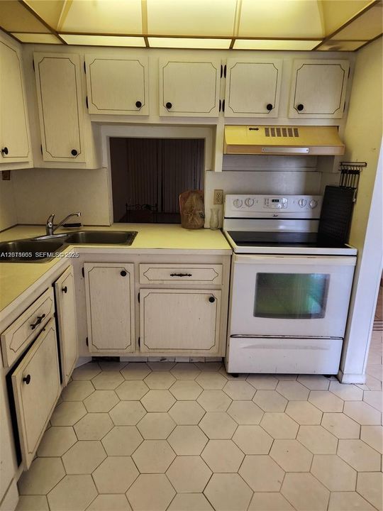 For Sale: $95,900 (2 beds, 2 baths, 880 Square Feet)