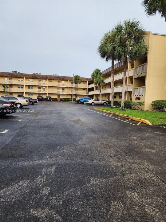 For Sale: $95,900 (2 beds, 2 baths, 880 Square Feet)