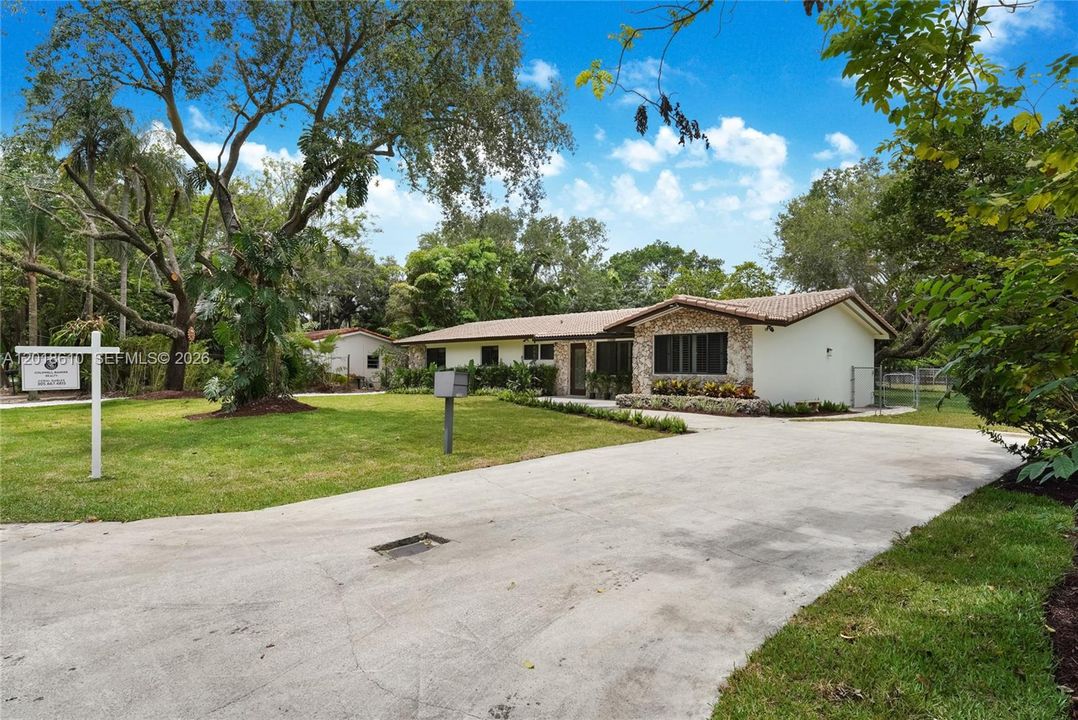 For Sale: $1,640,000 (5 beds, 3 baths, 2902 Square Feet)