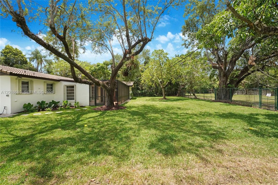 For Sale: $1,640,000 (5 beds, 3 baths, 2902 Square Feet)