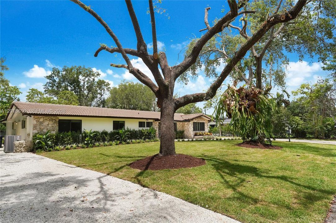 For Sale: $1,640,000 (5 beds, 3 baths, 2902 Square Feet)